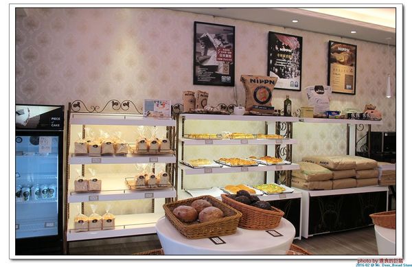 Mr. Deer：(台南東區。美食) Mr. Deer＿健康美味麵包店。真材實料。採用進口高級麵粉。獨家烘焙手法，讓麵包像會呼吸般蓬鬆。純粹美味吃的到!