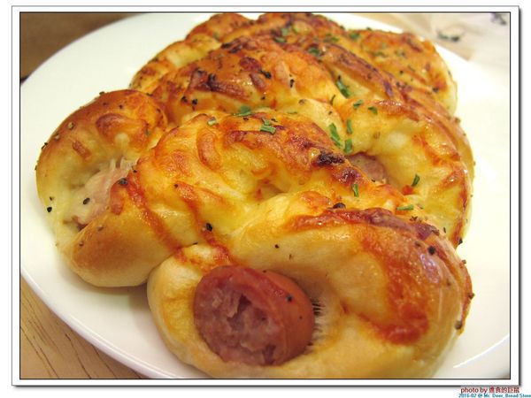 Mr. Deer：(台南東區。美食) Mr. Deer＿健康美味麵包店。真材實料。採用進口高級麵粉。獨家烘焙手法，讓麵包像會呼吸般蓬鬆。純粹美味吃的到!