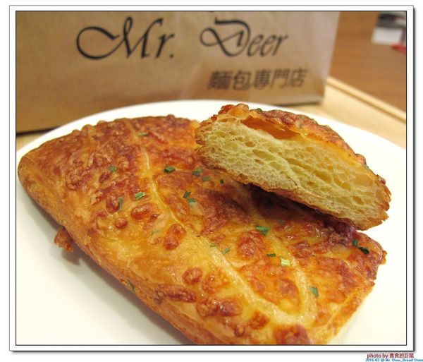 Mr. Deer：(台南東區。美食) Mr. Deer＿健康美味麵包店。真材實料。採用進口高級麵粉。獨家烘焙手法，讓麵包像會呼吸般蓬鬆。純粹美味吃的到!