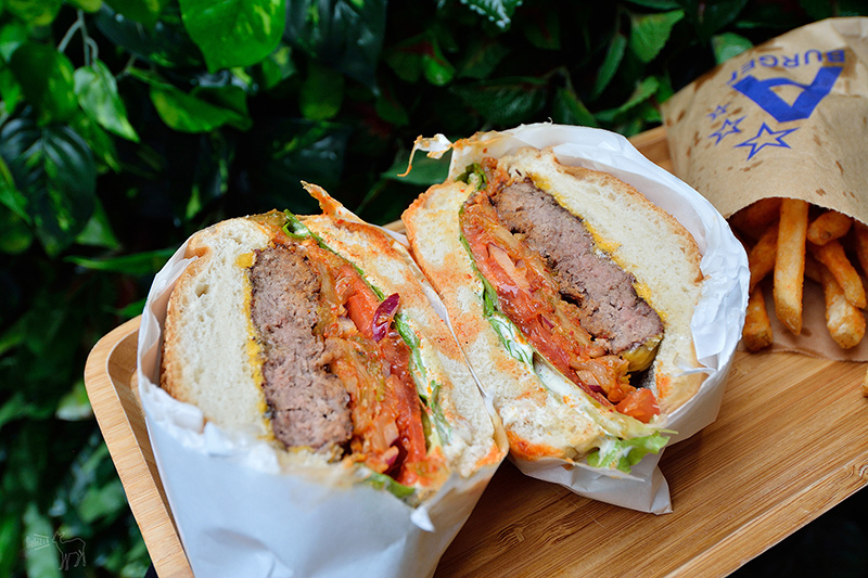 台北東區韓式烤肉泡菜堡:Triple A Burger 韓國來台,供應WIFI插座無服務費,捷運忠孝敦化站餐廳