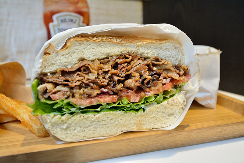 台北東區韓式烤肉泡菜堡:Triple A Burger 韓國來台,供應WIFI插座無服務費,捷運忠孝敦化站餐廳