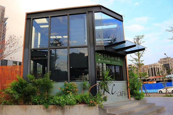 阿達阿永咖啡廳:【台北食記】ERC Cafe阿達阿永咖啡廳~女孩兒們別錯過.貨櫃屋玻璃餐廳/文青潮流兼具很適合拍MV或外拍場景