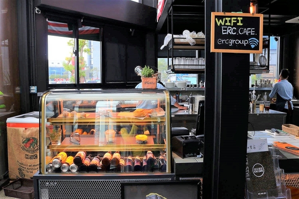 阿達阿永咖啡廳:【台北食記】ERC Cafe阿達阿永咖啡廳~女孩兒們別錯過.貨櫃屋玻璃餐廳/文青潮流兼具很適合拍MV或外拍場景