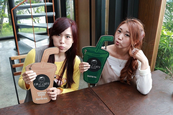 阿達阿永咖啡廳:【台北食記】ERC Cafe阿達阿永咖啡廳~女孩兒們別錯過.貨櫃屋玻璃餐廳/文青潮流兼具很適合拍MV或外拍場景