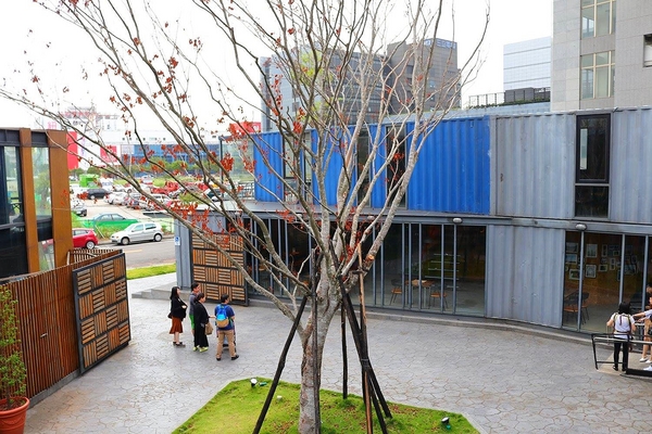 阿達阿永咖啡廳:【台北食記】ERC Cafe阿達阿永咖啡廳~女孩兒們別錯過.貨櫃屋玻璃餐廳/文青潮流兼具很適合拍MV或外拍場景