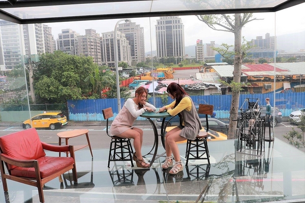 阿達阿永咖啡廳:【台北食記】ERC Cafe阿達阿永咖啡廳~女孩兒們別錯過.貨櫃屋玻璃餐廳/文青潮流兼具很適合拍MV或外拍場景