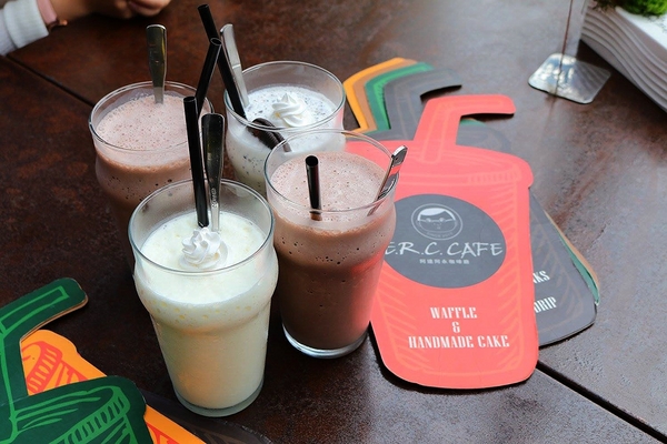 阿達阿永咖啡廳:【台北食記】ERC Cafe阿達阿永咖啡廳~女孩兒們別錯過.貨櫃屋玻璃餐廳/文青潮流兼具很適合拍MV或外拍場景