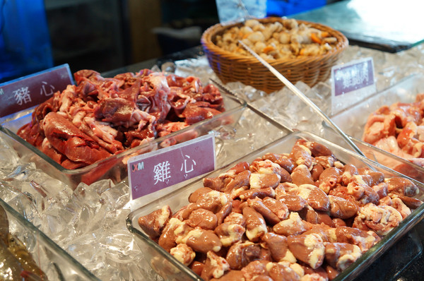 XM麻辣鍋(湖美旗艦店)：【台南-中西區】吃到飽x活跳跳海鮮...跟著無敵企鵝一起吃‧到‧爽~《XM麻辣鍋》