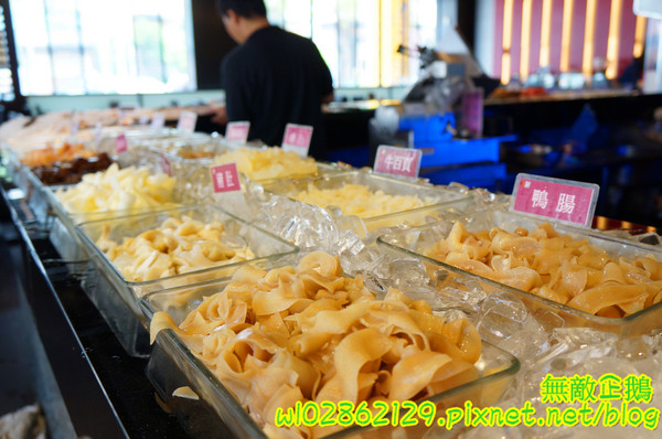 XM麻辣鍋(湖美旗艦店)：【台南-中西區】吃到飽x活跳跳海鮮...跟著無敵企鵝一起吃‧到‧爽~《XM麻辣鍋》