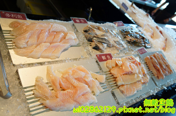 XM麻辣鍋(湖美旗艦店)：【台南-中西區】吃到飽x活跳跳海鮮...跟著無敵企鵝一起吃‧到‧爽~《XM麻辣鍋》