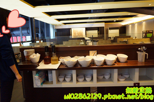 XM麻辣鍋(湖美旗艦店)：【台南-中西區】吃到飽x活跳跳海鮮...跟著無敵企鵝一起吃‧到‧爽~《XM麻辣鍋》