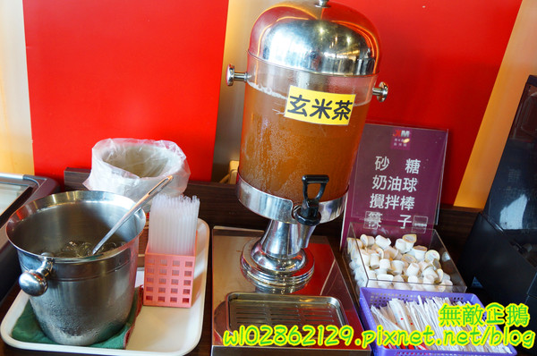 XM麻辣鍋(湖美旗艦店)：【台南-中西區】吃到飽x活跳跳海鮮...跟著無敵企鵝一起吃‧到‧爽~《XM麻辣鍋》