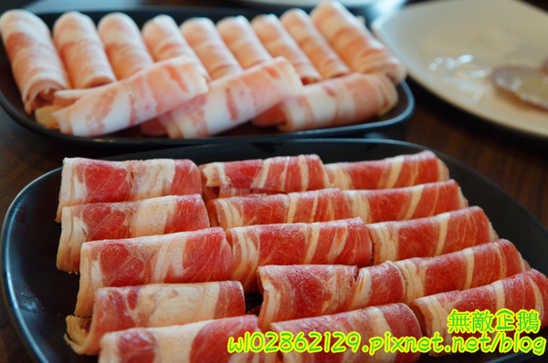 XM麻辣鍋(湖美旗艦店)：【台南-中西區】吃到飽x活跳跳海鮮...跟著無敵企鵝一起吃‧到‧爽~《XM麻辣鍋》