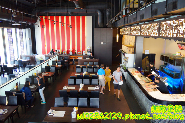 XM麻辣鍋(湖美旗艦店)：【台南-中西區】吃到飽x活跳跳海鮮...跟著無敵企鵝一起吃‧到‧爽~《XM麻辣鍋》