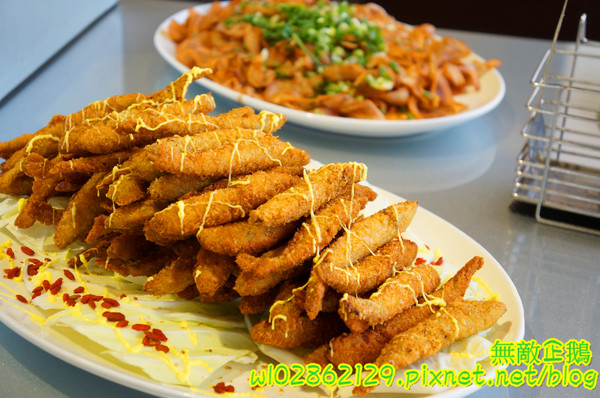 XM麻辣鍋(湖美旗艦店)：【台南-中西區】吃到飽x活跳跳海鮮...跟著無敵企鵝一起吃‧到‧爽~《XM麻辣鍋》