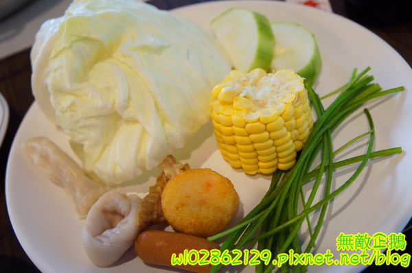 XM麻辣鍋(湖美旗艦店)：【台南-中西區】吃到飽x活跳跳海鮮...跟著無敵企鵝一起吃‧到‧爽~《XM麻辣鍋》