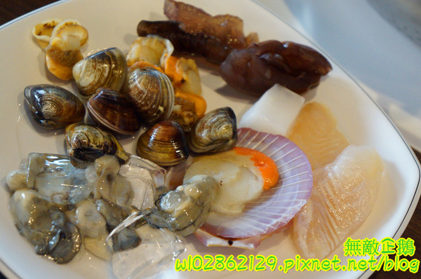 XM麻辣鍋(湖美旗艦店)：【台南-中西區】吃到飽x活跳跳海鮮...跟著無敵企鵝一起吃‧到‧爽~《XM麻辣鍋》