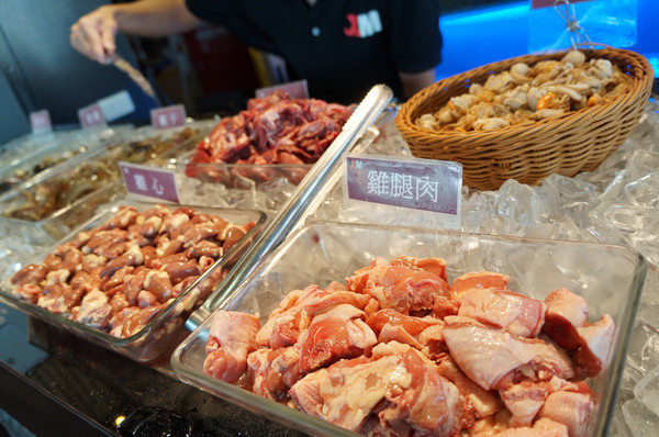 XM麻辣鍋(湖美旗艦店)：【台南-中西區】吃到飽x活跳跳海鮮...跟著無敵企鵝一起吃‧到‧爽~《XM麻辣鍋》