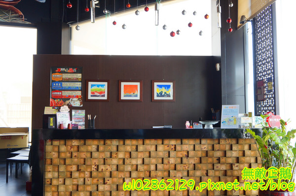 XM麻辣鍋(湖美旗艦店)：【台南-中西區】吃到飽x活跳跳海鮮...跟著無敵企鵝一起吃‧到‧爽~《XM麻辣鍋》