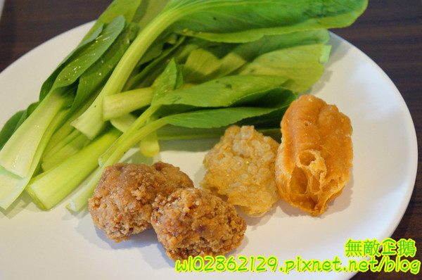 XM麻辣鍋(湖美旗艦店)：【台南-中西區】吃到飽x活跳跳海鮮...跟著無敵企鵝一起吃‧到‧爽~《XM麻辣鍋》