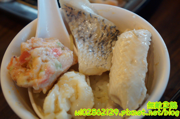 XM麻辣鍋(湖美旗艦店)：【台南-中西區】吃到飽x活跳跳海鮮...跟著無敵企鵝一起吃‧到‧爽~《XM麻辣鍋》