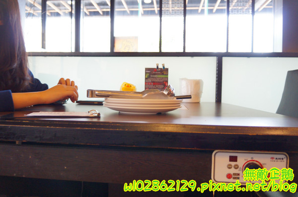 XM麻辣鍋(湖美旗艦店)：【台南-中西區】吃到飽x活跳跳海鮮...跟著無敵企鵝一起吃‧到‧爽~《XM麻辣鍋》