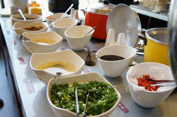 XM麻辣鍋(湖美旗艦店)：【台南-中西區】吃到飽x活跳跳海鮮...跟著無敵企鵝一起吃‧到‧爽~《XM麻辣鍋》