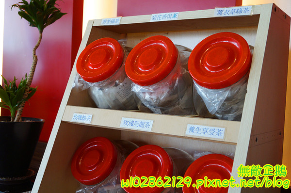 XM麻辣鍋(湖美旗艦店)：【台南-中西區】吃到飽x活跳跳海鮮...跟著無敵企鵝一起吃‧到‧爽~《XM麻辣鍋》