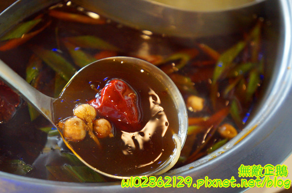 XM麻辣鍋(湖美旗艦店)：【台南-中西區】吃到飽x活跳跳海鮮...跟著無敵企鵝一起吃‧到‧爽~《XM麻辣鍋》