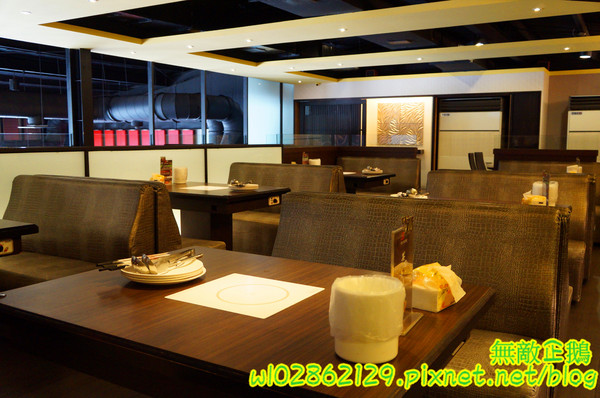 XM麻辣鍋(湖美旗艦店)：【台南-中西區】吃到飽x活跳跳海鮮...跟著無敵企鵝一起吃‧到‧爽~《XM麻辣鍋》