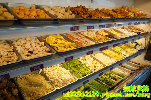 XM麻辣鍋(湖美旗艦店)：【台南-中西區】吃到飽x活跳跳海鮮...跟著無敵企鵝一起吃‧到‧爽~《XM麻辣鍋》