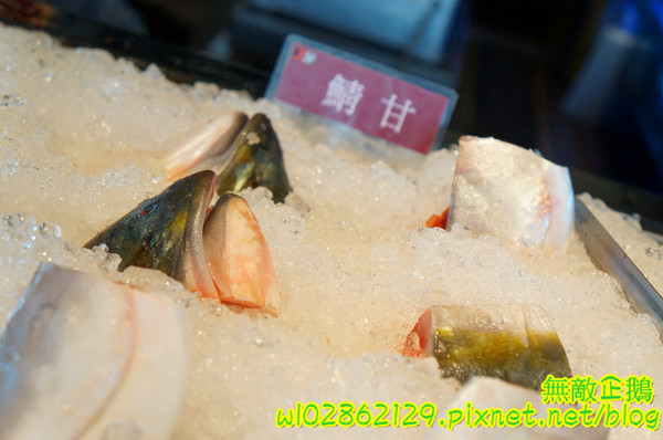 XM麻辣鍋(湖美旗艦店)：【台南-中西區】吃到飽x活跳跳海鮮...跟著無敵企鵝一起吃‧到‧爽~《XM麻辣鍋》