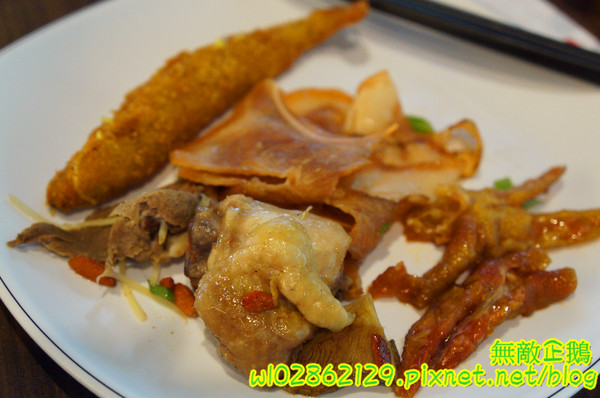 XM麻辣鍋(湖美旗艦店)：【台南-中西區】吃到飽x活跳跳海鮮...跟著無敵企鵝一起吃‧到‧爽~《XM麻辣鍋》