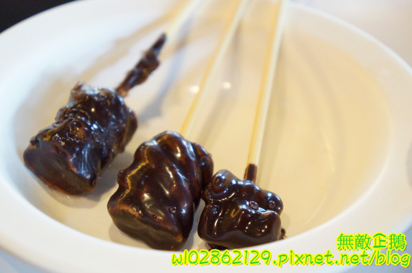 XM麻辣鍋(湖美旗艦店)：【台南-中西區】吃到飽x活跳跳海鮮...跟著無敵企鵝一起吃‧到‧爽~《XM麻辣鍋》