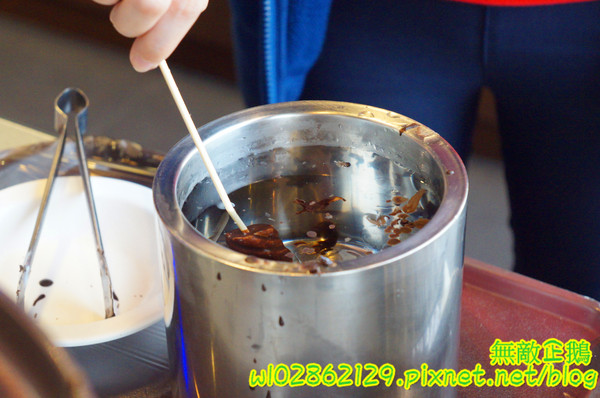 XM麻辣鍋(湖美旗艦店)：【台南-中西區】吃到飽x活跳跳海鮮...跟著無敵企鵝一起吃‧到‧爽~《XM麻辣鍋》