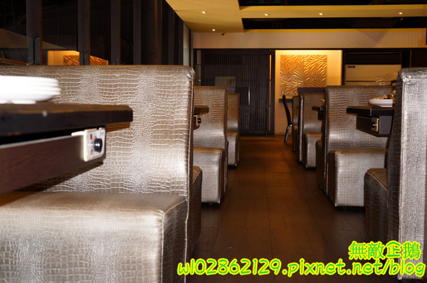 XM麻辣鍋(湖美旗艦店)：【台南-中西區】吃到飽x活跳跳海鮮...跟著無敵企鵝一起吃‧到‧爽~《XM麻辣鍋》