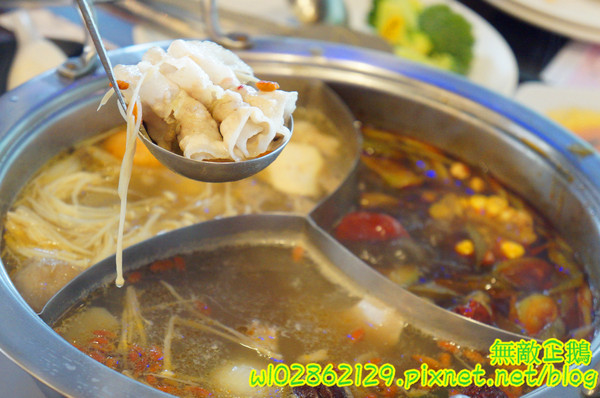 XM麻辣鍋(湖美旗艦店)：【台南-中西區】吃到飽x活跳跳海鮮...跟著無敵企鵝一起吃‧到‧爽~《XM麻辣鍋》