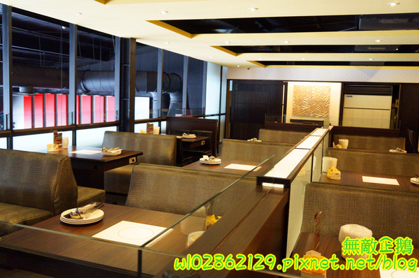 XM麻辣鍋(湖美旗艦店)：【台南-中西區】吃到飽x活跳跳海鮮...跟著無敵企鵝一起吃‧到‧爽~《XM麻辣鍋》