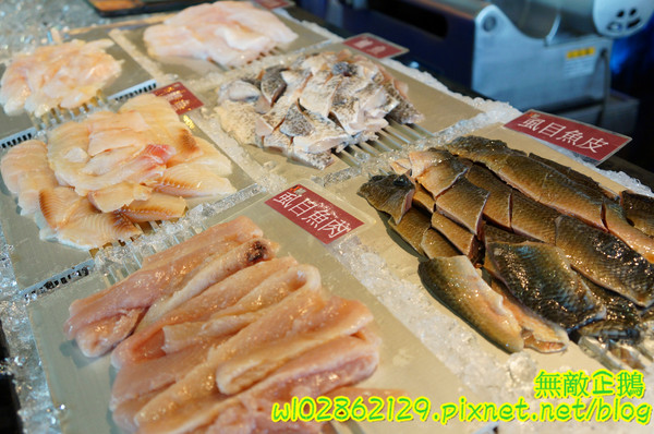 XM麻辣鍋(湖美旗艦店)：【台南-中西區】吃到飽x活跳跳海鮮...跟著無敵企鵝一起吃‧到‧爽~《XM麻辣鍋》