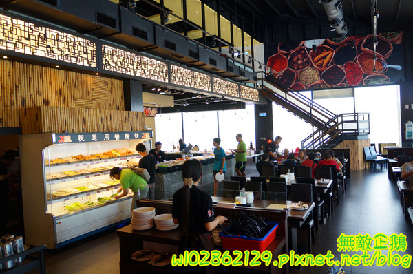 XM麻辣鍋(湖美旗艦店)：【台南-中西區】吃到飽x活跳跳海鮮...跟著無敵企鵝一起吃‧到‧爽~《XM麻辣鍋》