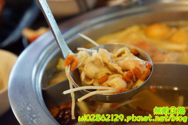 XM麻辣鍋(湖美旗艦店)：【台南-中西區】吃到飽x活跳跳海鮮...跟著無敵企鵝一起吃‧到‧爽~《XM麻辣鍋》