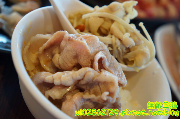 XM麻辣鍋(湖美旗艦店)：【台南-中西區】吃到飽x活跳跳海鮮...跟著無敵企鵝一起吃‧到‧爽~《XM麻辣鍋》