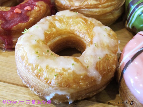 Cronutt 可拿滋(台南府前店):(台南。中西區美食)『Cronutt 可拿滋』台南火紅造型甜甜圈。酥鬆可頌甜甜圈,外酥內軟,美味甜蜜。每日限定卡通造型,熱情販賣中! 神奇寶貝球~我來了!