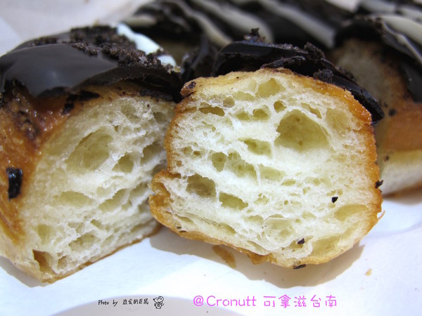 Cronutt 可拿滋(台南府前店):(台南。中西區美食)『Cronutt 可拿滋』台南火紅造型甜甜圈。酥鬆可頌甜甜圈,外酥內軟,美味甜蜜。每日限定卡通造型,熱情販賣中! 神奇寶貝球~我來了!