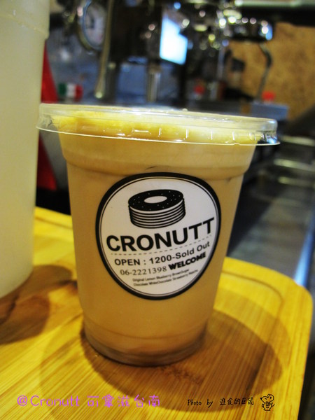 Cronutt 可拿滋(台南府前店):(台南。中西區美食)『Cronutt 可拿滋』台南火紅造型甜甜圈。酥鬆可頌甜甜圈,外酥內軟,美味甜蜜。每日限定卡通造型,熱情販賣中! 神奇寶貝球~我來了!