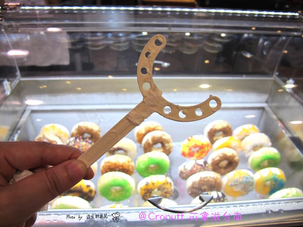Cronutt 可拿滋(台南府前店):(台南。中西區美食)『Cronutt 可拿滋』台南火紅造型甜甜圈。酥鬆可頌甜甜圈,外酥內軟,美味甜蜜。每日限定卡通造型,熱情販賣中! 神奇寶貝球~我來了!