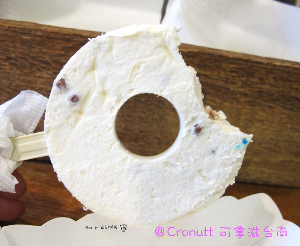 Cronutt 可拿滋(台南府前店):(台南。中西區美食)『Cronutt 可拿滋』台南火紅造型甜甜圈。酥鬆可頌甜甜圈,外酥內軟,美味甜蜜。每日限定卡通造型,熱情販賣中! 神奇寶貝球~我來了!
