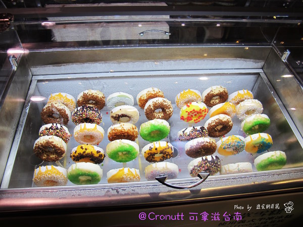 Cronutt 可拿滋(台南府前店):(台南。中西區美食)『Cronutt 可拿滋』台南火紅造型甜甜圈。酥鬆可頌甜甜圈,外酥內軟,美味甜蜜。每日限定卡通造型,熱情販賣中! 神奇寶貝球~我來了!