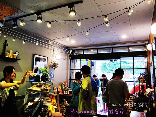Cronutt 可拿滋(台南府前店):(台南。中西區美食)『Cronutt 可拿滋』台南火紅造型甜甜圈。酥鬆可頌甜甜圈,外酥內軟,美味甜蜜。每日限定卡通造型,熱情販賣中! 神奇寶貝球~我來了!