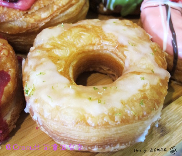 Cronutt 可拿滋(台南府前店):(台南。中西區美食)『Cronutt 可拿滋』台南火紅造型甜甜圈。酥鬆可頌甜甜圈,外酥內軟,美味甜蜜。每日限定卡通造型,熱情販賣中! 神奇寶貝球~我來了!
